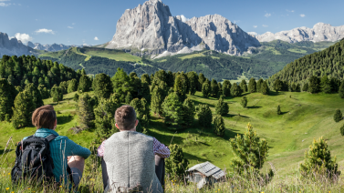 Montagne fino all'orizzonte in estate nella Val Gardena