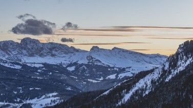 montagne d'iverno nella luce di sera Dolomiti