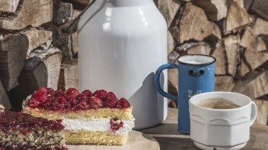 Kuchen und Kaffee im Hotel in Gröden