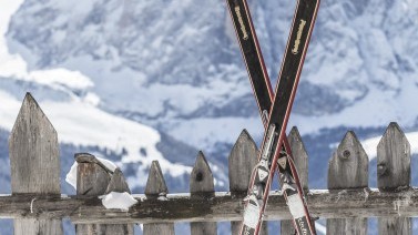 Skier und traditioneller Holzzaun