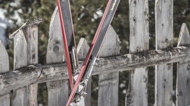 paio di sci di fronta ad un recinto tradizionale di legno