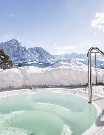 vasca idromassaggio all'aperto hotel benessere Val Gardena