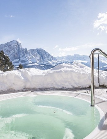 Outdoor jacuzzi spa hotel Val Gardena