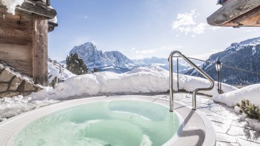 Outdoor jacuzzi spa hotel Val Gardena