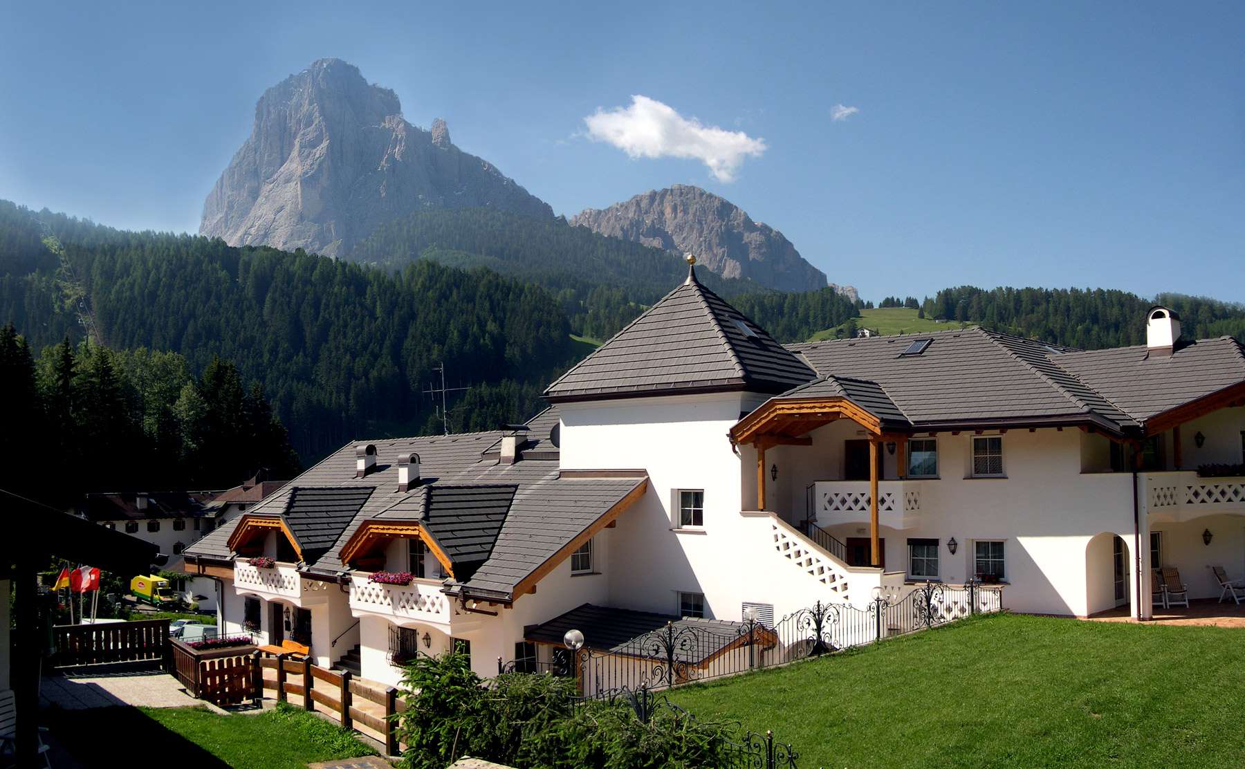 Alpenhotel Plaza with Sassolungo